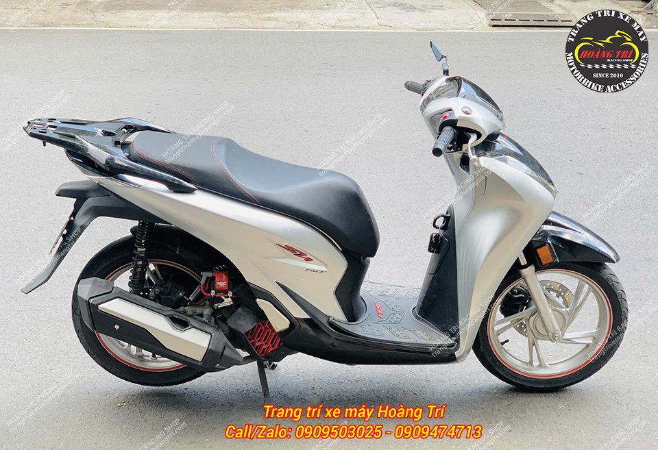 Anh khách trang bị thêm che két nước 2 màu MotoArt