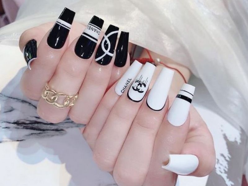 Nail họa tiết Chanel trắng đen