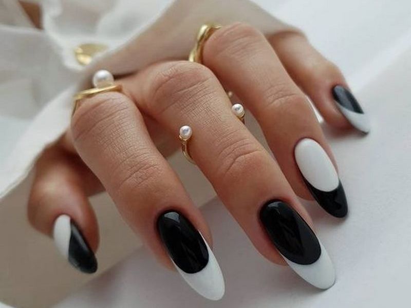 Mẫu nail tone trắng đen hình bán nguyệt