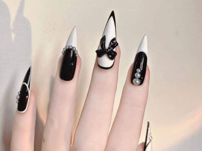 Nail tone màu đen trắng đính đá 