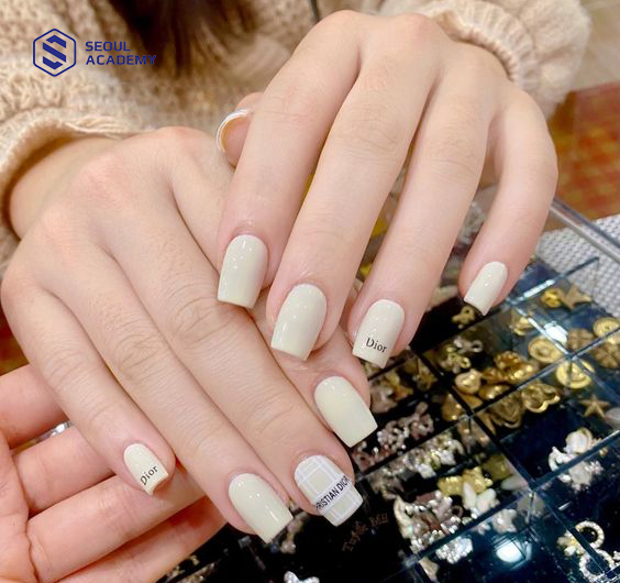 Gợi ý mẫu nail tết tone trắng cho chị em