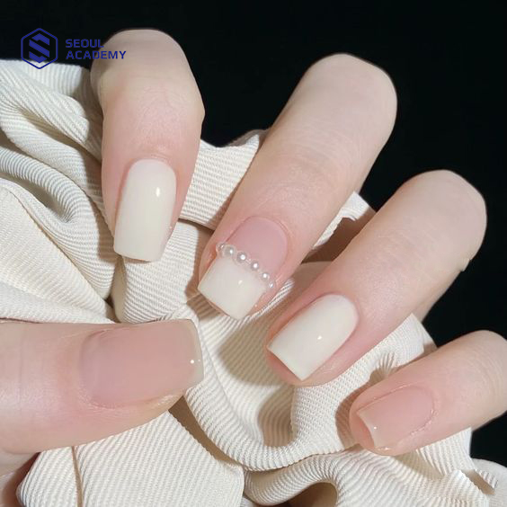 Mẫu nail tết màu trắng dành cho phái nữ làm đẹp dịp Tết 