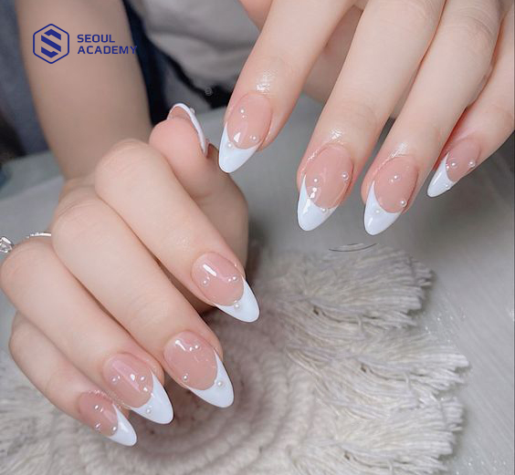 Mẫu nail tết màu trắng sơn nhũ to cực kỳ thời thượng và sành điệu