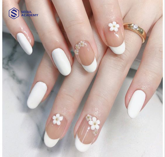 Nail sơn màu trắng mix nhũ phù hợp cho dịp Tết đến xuân về