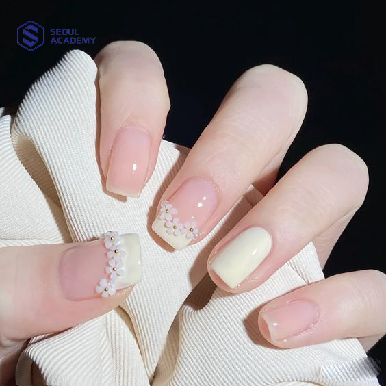 Kiểu nail dành cho tết màu trắng mix charm nơ cực kỳ đơn giản nhưng trẻ trung