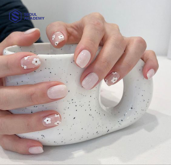 Một trong những kiểu nail tết màu trắng đẹp