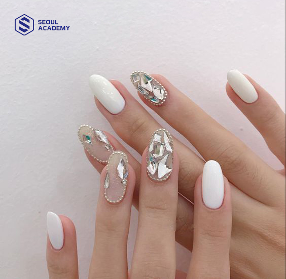 Mẫu nail tết màu trắng đẹp, sang chảnh dự đoán xu hướng 