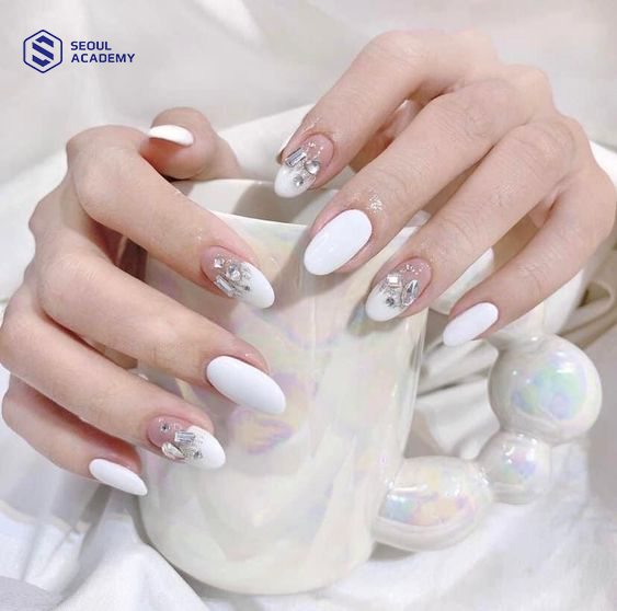 Kiểu nail tết màu trắng sơn viền móng tuyệt đẹp