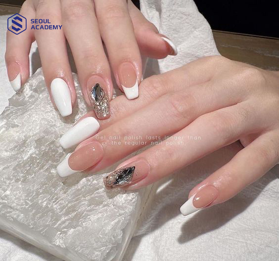 Nail sơn viền trắng dành cho dịp tết đơn giản nhưng sang chảnh