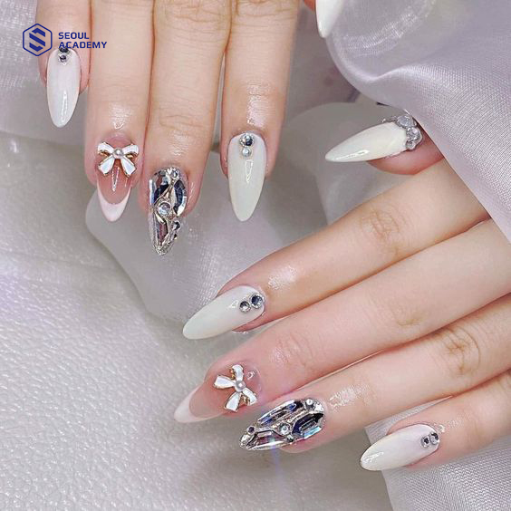 Gợi ý mẫu nail tết màu trắng vẽ hoạ tiết hoa cực kỳ sành điệu và tươi mới