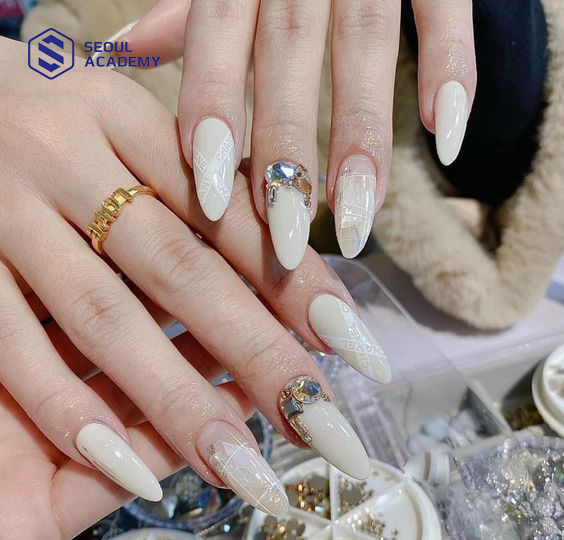 Nail ombre màu trắng dành cho dịp Tết 2024