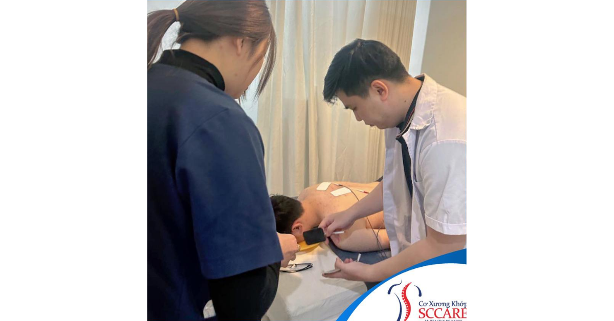 Phòng khám Dr.Allen thăm khám cơ xương khớp với phương pháp Chiropractic