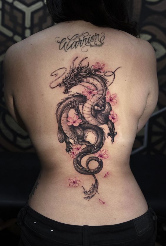 tattoo hình rồng và hoa anh đào ở lưng chị khách