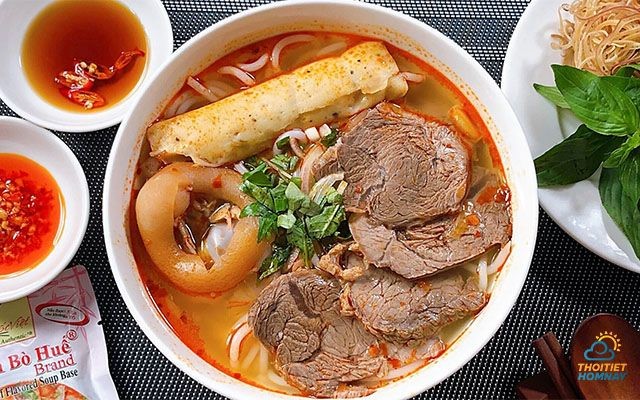 Bún bò Huế chuẩn Huế phải đậm vị, nhiều topping