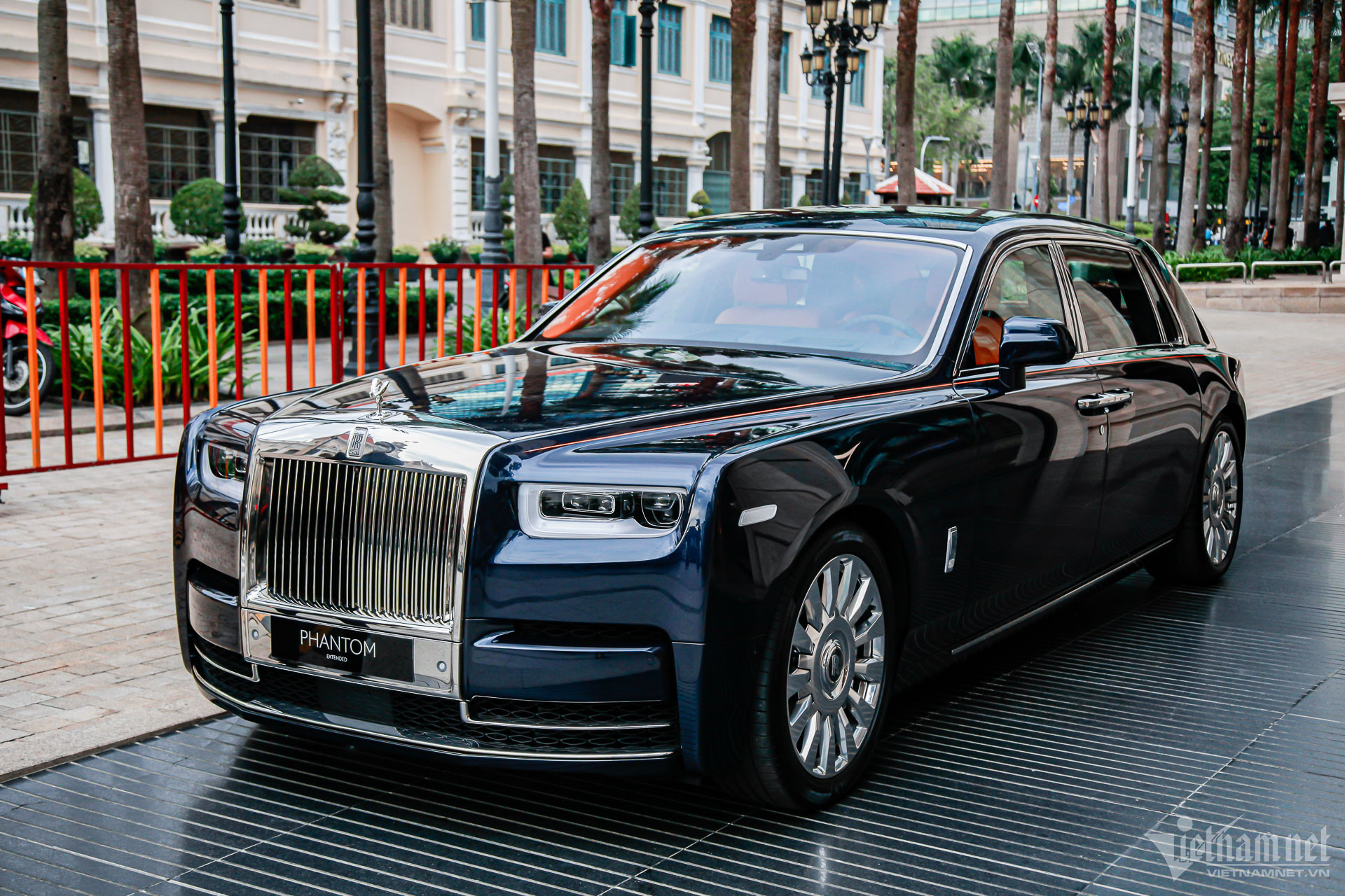 Bắt gặp Rolls-Royce Phantom VIII giá trên 50 tỷ đồng của đại gia Sài thành