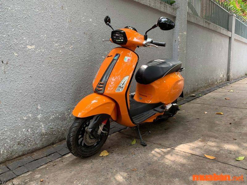 kiểm tra bên ngoài của xe vespa cũ